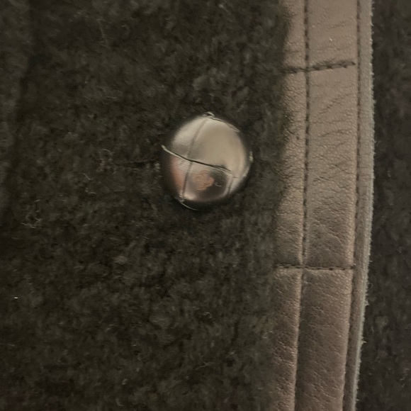 Chanel
Shearling jacket - Picture 11 of 15